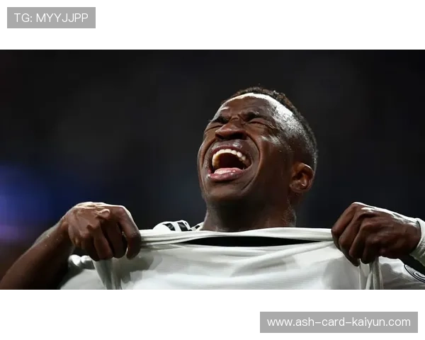 维尼修斯倾斜带球打破多线封锁